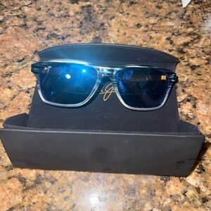 Maui Jim Onshore Grey Stripe Blue Polarized Lenses